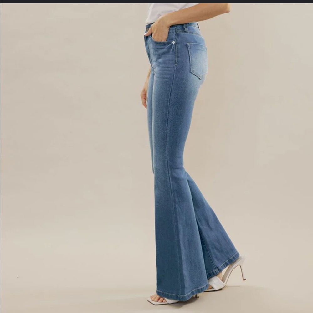 NWT HIGH RISE FLARE 75% COTTON
24% POLYESTER
1%SPANDEX